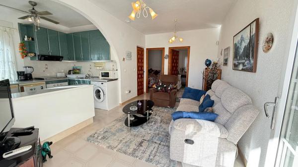 Chalet pareado en calle Igueña, 1