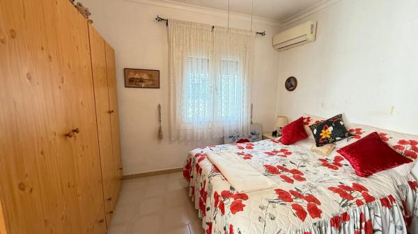 Chalet pareado en calle Igueña, 1