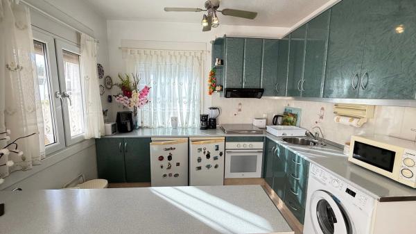 Chalet pareado en calle Igueña, 1