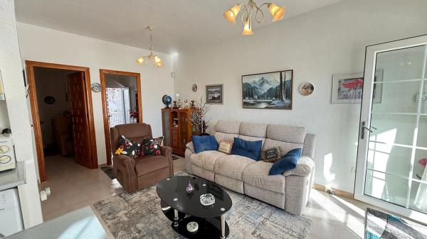 Chalet pareado en calle Igueña, 1