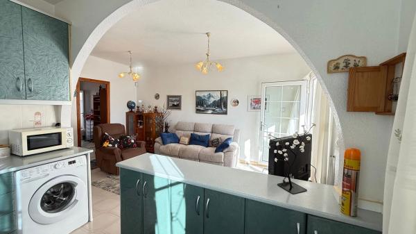 Chalet pareado en calle Igueña, 1