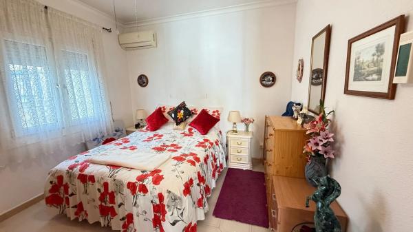 Chalet pareado en calle Igueña, 1