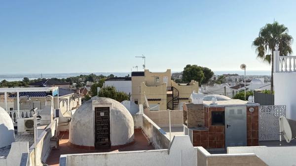 Chalet pareado en calle Igueña, 1