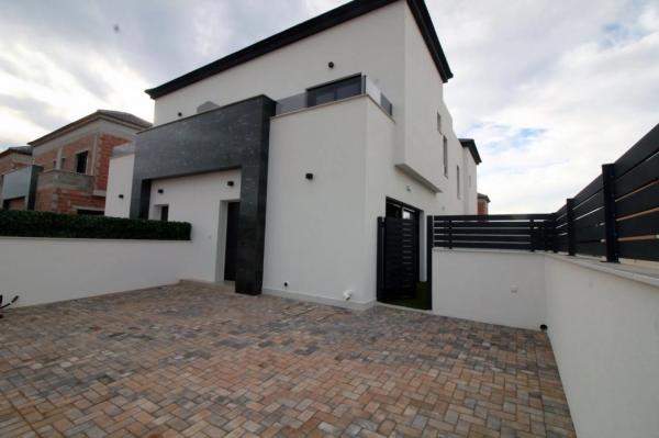 Chalet adosado en avenida del Mediterrani