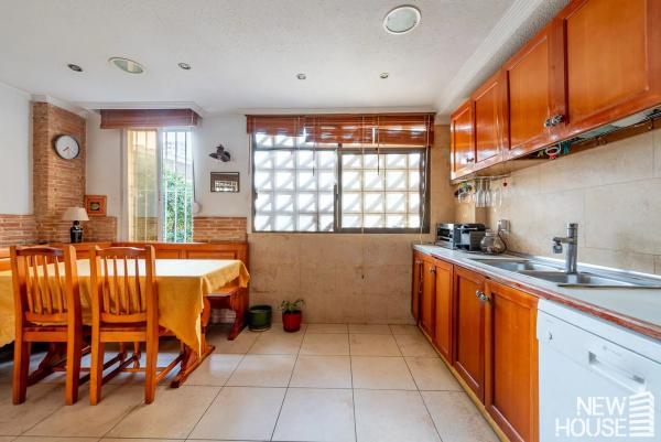 Chalet adosado en calle de la Dorada