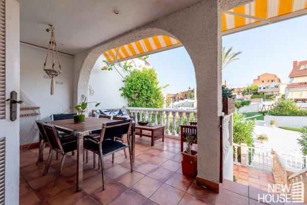 Chalet adosado en calle de la Dorada