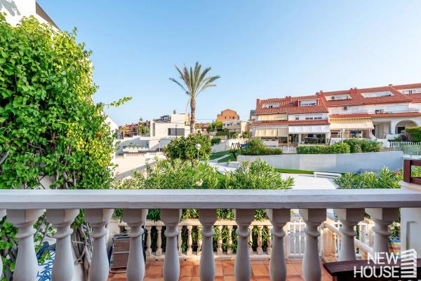 Chalet adosado en calle de la Dorada