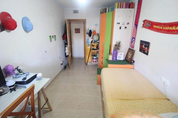 Piso en calle Río Turia, 23