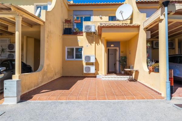 Chalet adosado en calle Bot