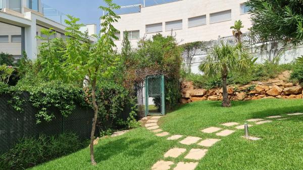 Chalet pareado en calle Drago, 2