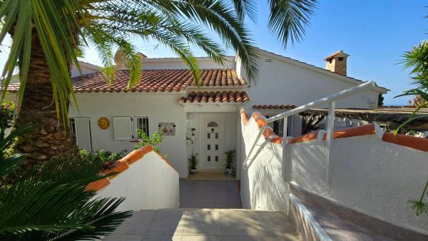 Casa independiente en calle Leto