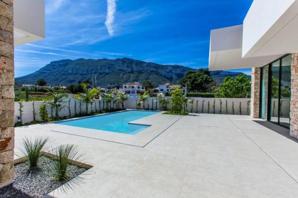 Chalet adosado en calle Tulipá