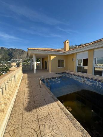 Casa independiente en avenida Europa