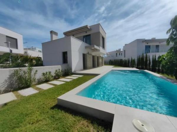 Casa independiente en calle Praga