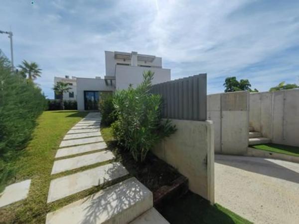 Casa independiente en calle Praga