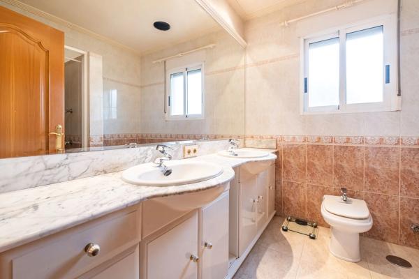 Chalet pareado en calle Estocolmo