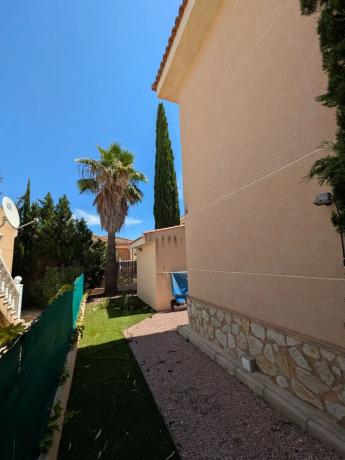 Casa independiente en calle Monforte del Cid, 7