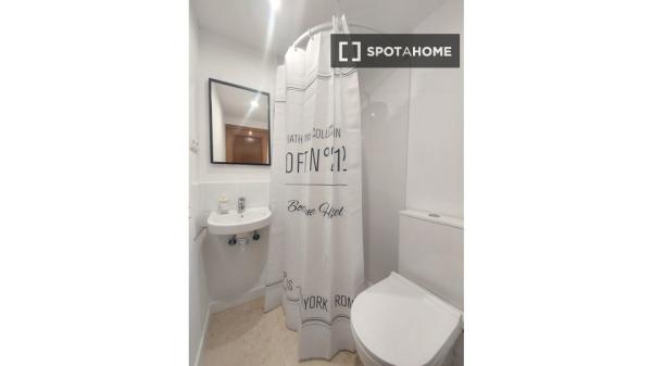 Room in a shared apartment for rent in Alcalá de Henares