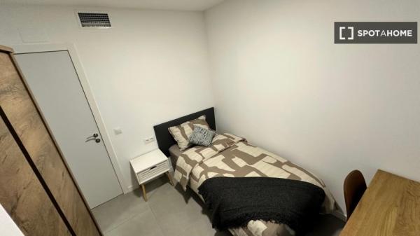 Pokój w mieszkaniu współdzielonym do wynajęcia La Torrassa, Barcelona