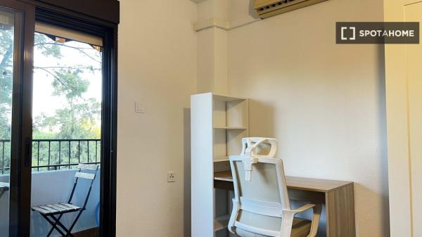 Se alquila habitación en Burjassot, Valencia.