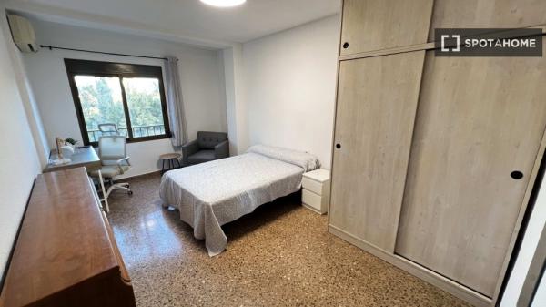 Se alquila habitación en Burjassot, Valencia.