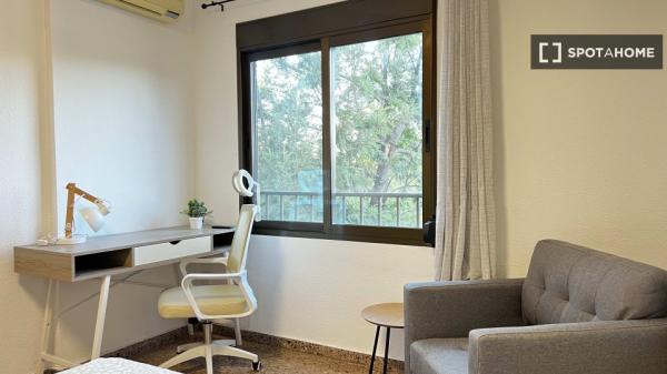 Se alquila habitación en Burjassot, Valencia.