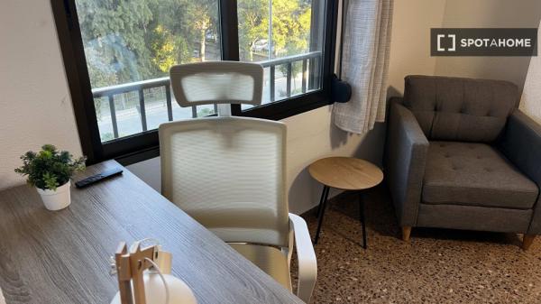 Se alquila habitación en Burjassot, Valencia.