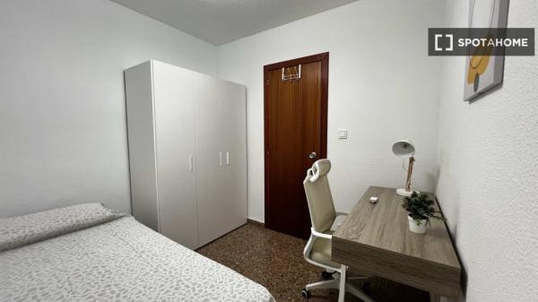 Se alquila habitación en Burjassot, Valencia.