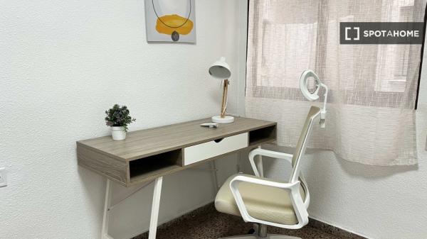 Se alquila habitación en Burjassot, Valencia.