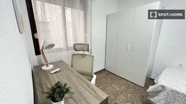 Se alquila habitación en Burjassot, Valencia.