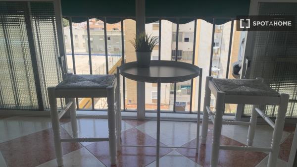 Zimmer in einer 4-Zimmer-Wohngemeinschaft zur Miete in Málaga