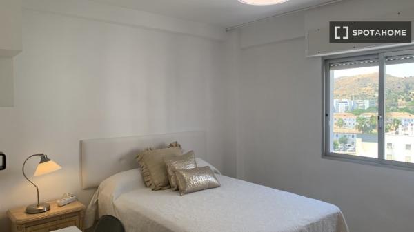 Zimmer in einer 4-Zimmer-Wohngemeinschaft zur Miete in Málaga