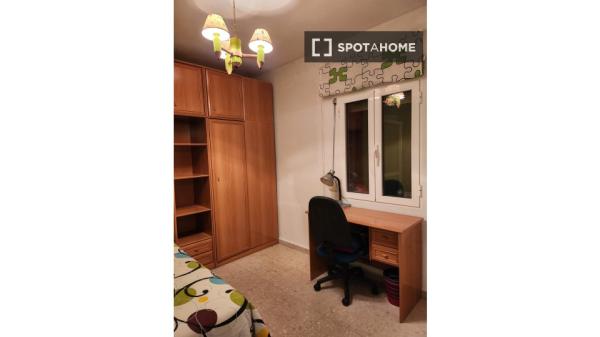 Room in shared apartment in Córdoba