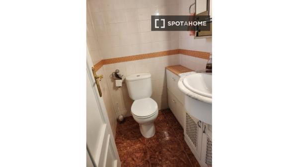 Room in shared apartment in Córdoba