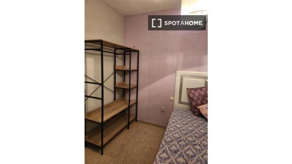 Room in shared apartment in Córdoba