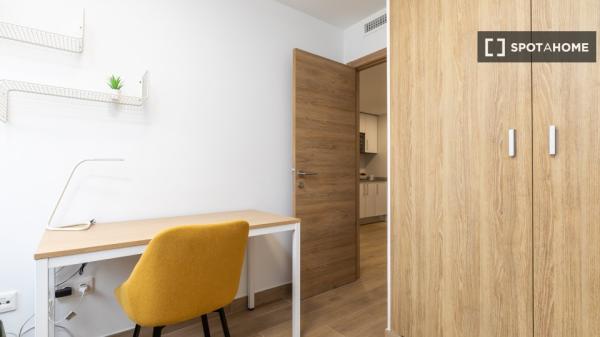 Pokój w mieszkaniu dzielonym z 5 sypialniami do wynajęcia w Burjassot