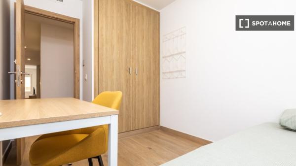 Pokój w mieszkaniu dzielonym z 5 sypialniami do wynajęcia w Burjassot