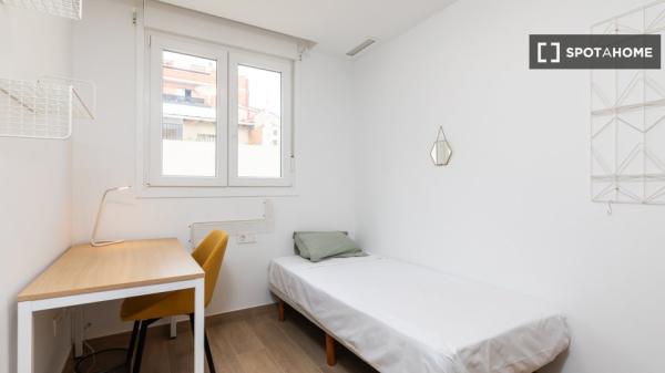 Pokój w mieszkaniu dzielonym z 5 sypialniami do wynajęcia w Burjassot