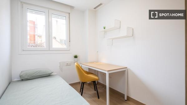 Pokój w mieszkaniu dzielonym z 5 sypialniami do wynajęcia w Burjassot