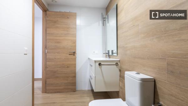 Pokój w mieszkaniu dzielonym z 5 sypialniami do wynajęcia w Burjassot