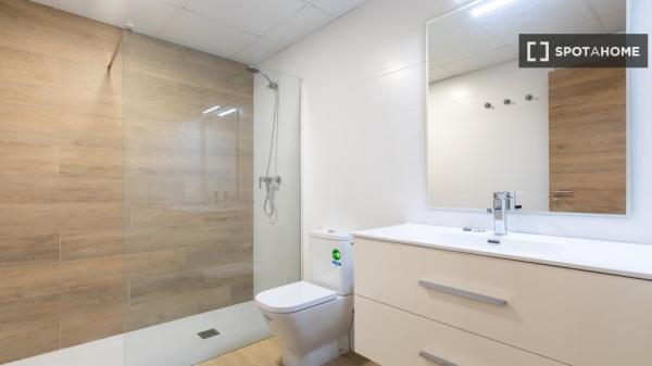 Pokój w mieszkaniu dzielonym z 5 sypialniami do wynajęcia w Burjassot