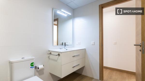 Pokój w mieszkaniu dzielonym z 5 sypialniami do wynajęcia w Burjassot