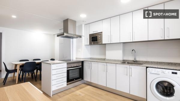 Pokój w mieszkaniu dzielonym z 5 sypialniami do wynajęcia w Burjassot