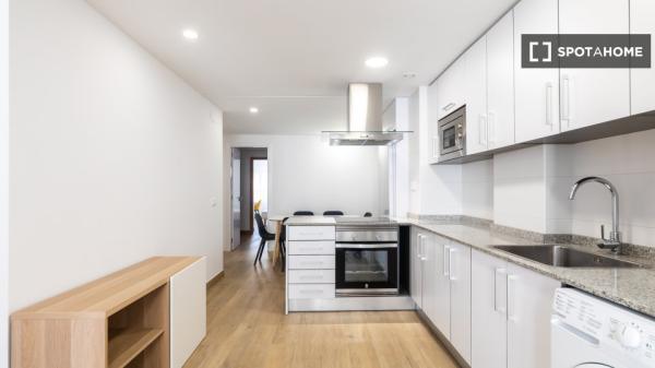 Pokój w mieszkaniu dzielonym z 5 sypialniami do wynajęcia w Burjassot