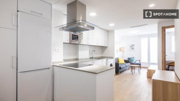 Pokój w mieszkaniu dzielonym z 5 sypialniami do wynajęcia w Burjassot