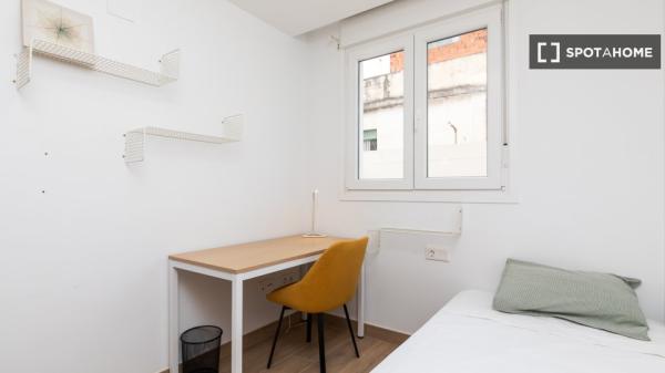 Pokój w mieszkaniu dzielonym z 5 sypialniami do wynajęcia w Burjassot