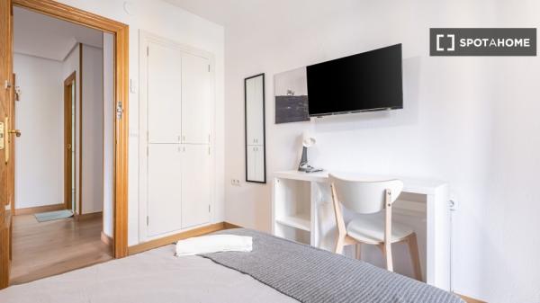 Piso de 5 habitaciones en alquiler en Alicante.