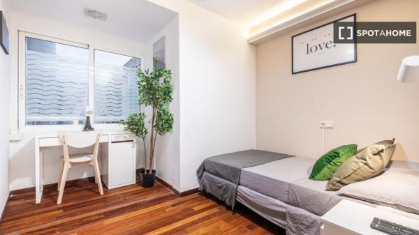 Piso de 6 habitaciones en alquiler en Alicante