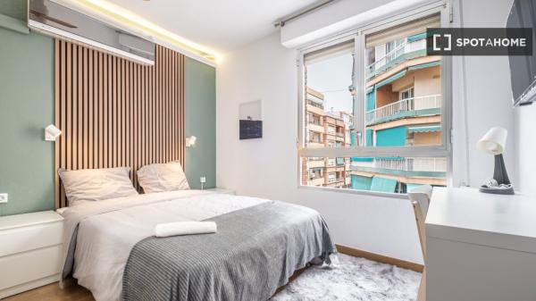 Piso de 5 habitaciones en alquiler en Alicante.
