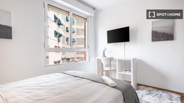 Piso de 5 habitaciones en alquiler en Alicante.